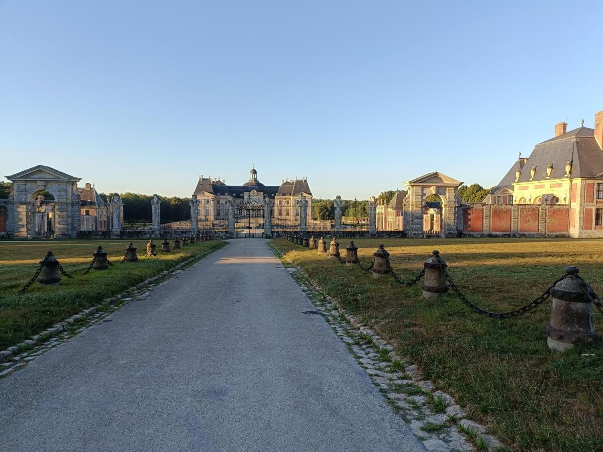 Mettez Vous Au Vert Pres Du Chateau De Vaux Le Vicomte En Sous Sol Semi Enterre Villa Maincy Exterior photo